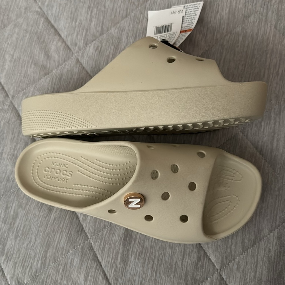 NWT Crocs platform sandal with two charms - Picture 2 of 5